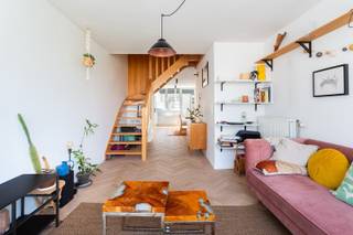 In de rustige Lange Kievitstraat, op wandelafstand van het Stadspark, Centraal Station, de Diamantwijk, De Keyserlei en de Meir, bevindt zich dit sfeervolle duplexappartement van ca. 90 m². <br /><br />Dankzij de ramen aan de voor- en achterzijde geniet het appartement van veel lichtinval.<br />De eerste verdieping omvat een gezellige leefruimte met open, volledig uitgeruste keuken en toegang tot een eerste terras. <br /><br />Op de tweede verdieping bevinden zich twee ruime slaapkamers en een stijlvolle badkamer met bad in douchesysteem en regenshower functie. De achterste slaapkamer geeft toegang tot een tweede terras.<br /><br />De warme houtaccenten, visgraatlaminaat, fietsenstalling en gunstige EPC-score van 104 kWh/m² met label B maken dit een instapklare woonst op een absolute toplocatie.