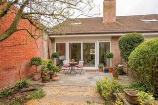 Dit gezellig huis is gelegen nabij het centrum van Izegem met vlakbij scholen, winkels en invalswegen. Het huis is praktisch ingericht en geniet van alle comfort. Daarnaast beschikt de woning over een zonnige tuin. Bovendien is er parkeergelegenheid voorzien voor de deur. Ook als investering is dit interessant!Plan vandaag nog je bezoek en laat je verrassen door de charme.Indeling van het huis:- inkom met apart toilet - lichtrijke leefruimte- open keuken voorzien van alle comfort- slaapkamer - badkamer voorzien van lavabo, toilet en ligbad/douche- ruime en zonnige tuin met aangelegd terrasTroeven van het huis: - instapklaar- parkeermogelijkheid voor de deur- Centrale ligging nabij het centrum, winkels, openbaar vervoer, ....Deze AI-visualisaties zijn bedoeld als inspiratie. Er werd geen rekening gehouden met technische specificaties, stedenbouwkundige voorschriften of de concrete mogelijkheden tot realisatie.Benieuwd? Vraag vandaag nog een bezoek aan!Deze AI-visualisaties zijn bedoeld als inspiratie. Er werd geen rekening gehouden met technische specificaties, stedenbouwkundige voorschriften of de concrete mogelijkheden tot realisatie.De eigendom wordt aangeboden via de Pre-sale formule. Op 29/04/2026 tussen 17:00 en 19:00 kan u de woning op afspraak komen bezichtigen en een bod uitbrengen. De vermelde prijs is een instelprijs. Voor meer info, gelieve contact op te nemen met de dossierverantwoordelijke.Bestuursmaatregelen in het maatregelenregister: in aanvraag