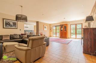 <p><span>Uitzonderlijk ruime en veelzijdige praktijkwoning / cohousing met tal van mogelijkheden te Moerzeke</span></p><p><span> </span></p><p><span>Deze centraal gelegen, instapklare villa biedt een indrukwekkende combinatie van wonen en werken, en is bovendien ideaal voor cohousing of grote gezinnen.</span></p><p><span>De woning verwelkomt u via een ruime inkomhal en beschikt over een lichtrijke leefruimte met aparte eetplaats en volledig uitgeruste keuken. Daarnaast is er een bijzonder ruime polyvalente ruimte die perfect dienst kan doen als mancave of tweede leefruimte.</span></p><p><span>Voor professionele doeleinden is de woning uitstekend ingericht met een aparte ingang, wachtzaal en twee bureelruimtes. Verder zijn er praktische voorzieningen zoals een berging, kelder en een gelijkvloerse douchekamer met wasplaats.</span></p><p><span> </span></p><p><span>Op de verdiepingen bevinden zich maar liefst 5 ruime slaapkamers, een badkamer en een grote zolder die nog tal van uitbreidingsmogelijkheden biedt (extra kamers, hobbyruimte, ).</span></p><p><span>Buiten geniet u van een aangename tuin met terras, tuinberging en garage, gelegen op een perceel van </span><span>963m²</span><span> met een uitzonderlijke straatbreedte van </span><span>34m</span><span>.</span></p><p><span> </span></p><p><span>Technische troeven:</span></p><ul><li><span>Totale bewoonbare oppervlakte: </span><span>574 m² </span></li><li><span>Bebouwde oppervlakte gelijkvloers: </span><span>292 m²</span><span> </span></li><li><span>Zeer degelijke isolatie, resulterende in een gunstige </span><span>EPC-score van 152 kWh/m² (label B)</span><span>:</span><ul><li><span>Spouwisolatie: 50 mm </span></li><li><span>Vloerisolatie: 30 mm </span></li><li><span>Dakisolatie: 12 cm PUR/PIR </span></li></ul></li><li><span>Verwarming via </span><span>vernieuwde condensatieketel op aardgas (2021),</span><span> perfect voorbereid op een toekomstige omschakeling naar een (hyrbride) warmtepomp in combinatie met de aanwezige vloerverwarming. </span></li><li><span>20 zonnepanelen</span><span> van 400 Wp (totaal 8.000 Wp) </span></li><li><span>Thuisbatterij aanwezig </span></li><li><span>Boorputwater beschikbaar </span></li></ul><p><span> </span></p><p><span>Kortom, een unieke eigendom met uitzonderlijke volumes en tal van mogelijkheden, zowel privé als professioneel. </span><span>Laat deze kans niet voorbijgaan en plan vandaag nog uw bezoek in. </span></p><p><span>Voor meer info of een bezoek contacteer ons via T. 052 55 55 55 of <span>info@immotwins.b</span></span><span>e - <span>https://www.immotwins.be/te-koop/19855/woning-in-Grembergen/www.immotwins.be</span></span><span>www.immotwins.be </span></p>