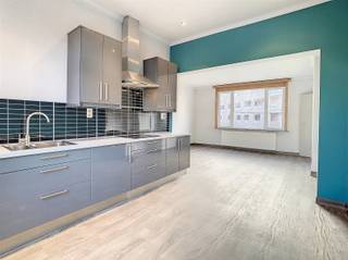 <p><span>BEZOEK? Contacteer ons op het nummer 09/225.00.78. </span></p><p><span> </span></p><p><span>Dit instapklaar duplex-appartement is gelegen op een boogscheut van het centrum van Gent, vlakbij tram en bushaltes én in de nabijheid van verschillende handelszaken. Men betreedt het appartement via de privatieve inkomhal die uitkomt op een koertje met bergplaats voor twee fietsen. De berging is eveneens voorzien van een aansluiting voor het plaatsen van een wasmachine. Op de eerste verdieping vindt u de gezellige en lichtrijke leefruimte van 30 m² met open keuken terug. Deze laatste is voorzien van een vitrokeramisch kookplaat en tal van opbergkasten. De nachthal geeft uit naar de woonkamer of ruime slaapkamer van 20m², hiertussen is er ook een kleine bergruimte die perfect als bureau kan dienen. De badkamer is uitgerust met een douche en wastafel. Op de bovenverdieping treft u een tweede slaapkamer met mezzanine (11m² + 9 m²).  </span></p>