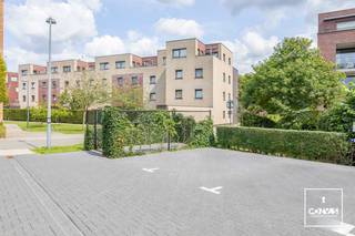 Parkeerplaats gelegen aan de residentie "Parkview VI" - gelegen op de kruising van de Hundelgemsesteenweg en Eindeke te Gentbrugge<br /><br />Parkeerplaats is vlot bereikbaar<br />+-45 euro/jaar aan syndicuskosten<br /><br />Mogelijkheid om de naastgelegen parkeerplaats ook aan te kopen. Beide zijn voorzien van <strong>parkeerbeugel</strong>.<br /><br />Contacteer Laura voor meer info: <strong>laura@convas.be </strong>of <strong>0492 07 26 62</strong>