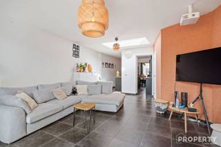 Ontdek deze charmante woning te koop in Stasegem, ideaal voor wie op zoek is naar comfort, ruimte en een aangename woonomgeving. Deze eigendom combineert een praktische indeling met een lichtrijke sfeer en een mooie buitenruimte.De woning is gelegen in een rustige en vlot bereikbare buurt in Stasegem, met winkels, scholen en verbindingswegen in de nabije omgeving. Dit maakt het de perfecte uitvalsbasis voor gezinnen of koppels die centraal willen wonen met alle voorzieningen binnen handbereik.Bij het betreden van de woning komt u binnen in de inkomhal, die toegang biedt tot de lichtrijke leefruimte. Aansluitend bevindt zich een open keuken, volledig uitgerust en voorzien van alle nodige comfort. Achteraan geniet u van een zeer ruime tuin, ideaal om te ontspannen of te genieten van het buitenleven. Op de verdieping bevinden zich drie volwaardige slaapkamers en een badkamer uitgerust met zowel een ligbad als een douche.Voor meer info of bezoek? Bel 056 96 08 00