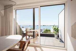 Wonen op een unieke locatie in Oostende, vlakbij de Spuikom, Oosteroever waar uitgestrekte waterzichten en omliggende natuur zorgen voor een instant gevoel van rust en vrijheid. Residentie OUTPORT bestaat uit 27 stijlvolle en energiezuinige appartementen (66 m² tot 116 m²), keuze uit 1 of 2 slaapkamers, elk met privéterras of tuin.<br /><br />Het duplexappartement heeft volgende indeling: lichtrijke leefruimte met open keuken ingericht met duurzame materialen en kwalitatieve toestellen, sas, afzonderlijk toilet, berging en 2 terrassen.<br /><br />Op hoger gelegen verdiep: nachthal, 2 slaapkamers en badkamer.<br /><br />Geniet onder voorwaarden van het verlaagd btw-tarief van 6%.<br /><br />Mogelijkheid tot aankoop van een bovengrondse garagebox.<br /><br />Voor meer informatie contacteer Gaëlle op het nummer 0479 17 17 17