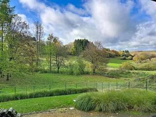 Instapklare alleenstaande woning op een strategische locatie bestaande uit een inkomhal, gezellige zithoek met houthaard, ruime keuken met...