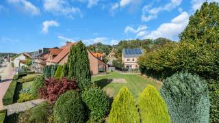 Droom je van een eigen woning op een centrale en gegeerde locatie in Linden?<br />Immo3000 heeft een super gelegen grond voor bebouwing te koop aan de Gemeentestraat in Linden. Een locatie waar gronden schaars zijn en nieuwbouw wonen uniek is.<br />De kavel is gelegen op wandelafstand van supermarkten, scholen, bakkers, apotheken en verbindingen openbaar vervoer.<br /><br />De bouwvoorschriften zijn:<br />- 3 meter vrije zone van de perceelsgrenzen links en rechts<br />- minimaal 10 meter tuinzone tussen de achtergevel en de perceelsgrens<br />- Aansluiten op de bouwlijn van de woning links<br />- Kapel vooraan niet beschermd en mag gesloopt worden<br /><br />Deze grond is ook erg interessant als investering, dankzij de aantrekkelijke ligging en het blijvende potentieel van de regio. <br /><br />Benieuwd hoe deze grond perfect aansluit bij uw woonwensen? Neem vandaag nog contact op via 016 60 30 00 en maak een afspraak!