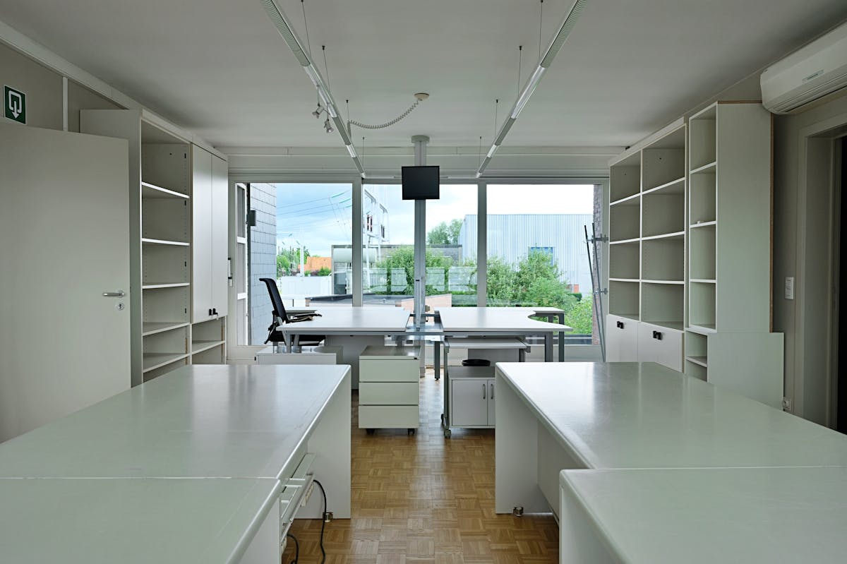 Kantoorgebouw te koop in Zedelgem met ruime parking. - foto 3