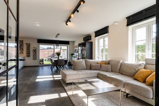 <p>Welkom in deze prachtige halfopen woning, gelegen aan de Kleine Zuidstraat in Kaprijke.<br /><br />Dit moderne huis, gebouwd in 2020, biedt een bijzondere mix van comfort en stijl en is perfect voor gezinnen die op zoek zijn naar een rustige woonomgeving. Met een bewoonbare oppervlakte van 195 m² en een perceel van 293 m², biedt deze woning voldoende ruimte voor een aangenaam en ontspannen leven.<br /><br />De ideale indeling zorgt ervoor dat u optimaal kunt genieten van de beschikbare ruimtes, terwijl de afwerking en het moderne design een warme sfeer creëren. De kwalitatieve en luxueuze afwerking vallen op in deze woning.<br /> </p>

<p>Bij binnenkomst komt u in de ruime woonkamer, die ideaal is voor zowel ontspannen als gezellig samenkomen. De open keuken sluit naadloos aan, waardoor koken een plezierige ervaring wordt.<br /><br />De woning beschikt verder over drie comfortabele slaapkamers en een stijlvolle badkamer, wat zorgt voor het nodige privécomfort.<br /><br />Daarnaast zijn er praktische ruimtes, zoals een aparte toilet en een handige zolder, perfect voor extra opslag of voor het creëren van een hobbyruimte. Ook de garage en de twee parkeerplaatsen zijn een waardevolle aanvulling voor het dagelijks gemak.<br /> </p>

<p>Door zijn centrale ligging in Kaprijke heeft u alles binnen handbereik, van winkels tot scholen en diverse voorzieningen.<br /><br />Deze woning biedt de perfecte gelegenheid voor wie op zoek is naar een moderne en instapklare thuisbasis, waarbij alles is ontworpen met het oog op comfort en levenskwaliteit.<br /><br />Aarzel niet om contact met ons op te nemen voor meer informatie of een bezichtiging; dit is de kans om uw droomwoning te vinden.</p>