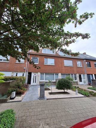 Een rijwoning met en gezellig tuintje<br /><br />Deels op te frissen rijwoning met 2 ruime slaapkamers en leuke tuin. De woning beschikt over een vernieuwde keuken (2018) en een vernieuwde badkamer (2018) , uitgerust met zowel een bad als een douche.<br />Op de eerste verdieping bevinden zich twee ruime slaapkamers en een extra ruimte die kan dienen als bureau of wasruimte.<br />De tweede verdieping biedt een derde slaapkamer en een zolderruimte. Ook deze ruimtes vragen werk, wat mogelijkheden biedt om ze volledig naar eigen smaak in te richten. Of mogelijkheid voor 2 slaapkamers. Ook is er een droge kelder aanwezig.