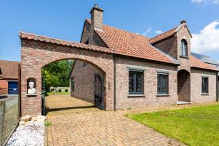 De woning is gelegen tussen het centrum van Sint-Gillis-Waas en De Klinge, zeer makkelijke verbinding naar Gent en Antwerpen via uitvalswegen.De...