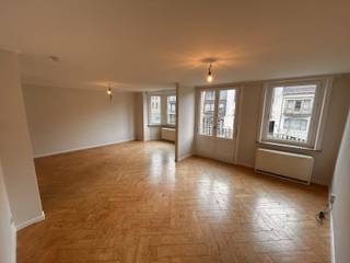 <p>Ruim appartement gelegen op de 1e verdieping van een kleinschalig, goed onderhouden gebouw op de markt van Deinze. Lift aanwezig.<br /> </p>

<p>Dit appartement omvat: inkomhal met apart toilet en vestiaire, ruime woonkamer, ingerichte keuken met aanpalende berging, badkamer met ligbad voorzien van douchescherm en enkele lavabo in meubel verwerkt, 2 ruime slaapkamers en zuidgericht terras vooraan.<br /><br />Gemeenschappelijke lasten per maand: € 50<br /><br />Beschikbaar: Onmiddellijk</p>