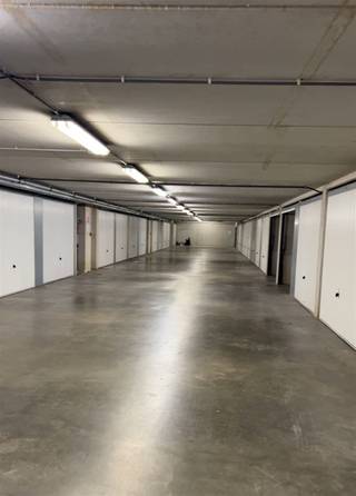 Heverlee: An individual locked garage box in the vicinity of the Philipssite and Park Abbey. In a recent building (2014) with a sectional remote...