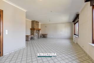 Op zoek naar comfortabel wonen op één niveau in een rustige, residentiële omgeving? Deze verzorgde gelijkvloerse woning is ideaal gelegen nabij het centrum van Steenhuffel (Londerzeel) en biedt een aangename combinatie van ruimte, licht en functionaliteit. Gelegen op een perceel van 5a 31ca geniet u hier van een mooie tuin en alle dagelijkse voorzieningen binnen handbereik.IndelingDeze gelijkvloerse woning biedt alle comfort op één niveau en verwelkomt u via een ruime inkomhal met gastentoilet. Verder beschikt de woning over een lichtrijke woonkamer, een aparte keuken en een praktische wasberging met toegang tot de zolder, waar nog mogelijkheden zijn tot uitbreiding. De nachthal leidt naar drie volwaardige slaapkamers en een badkamer uitgerust met ligbad, douche en dubbele wastafel. Buiten geniet u van een tuin met terras. Achteraan bevindt zich een ruime garage met plaats voor twee wagens en een bijkomende berging.Karakteristieken- Rustige ligging nabij het centrum- Gelijkvloers wonen met optimaal comfort- Garage voor twee wagens- Ruime zolder met extra bergruimte- Instapklare woning- Vrij bij akte- Bestuursmaatregelen in het maatregelenregister: neeEen ideale woning voor wie op zoek is naar comfort, rust en praktisch wonen op een centrale ligging. Interesse? Contacteer ons vandaag nog voor een bezoek via 02 460 80 46 of info@structura.be