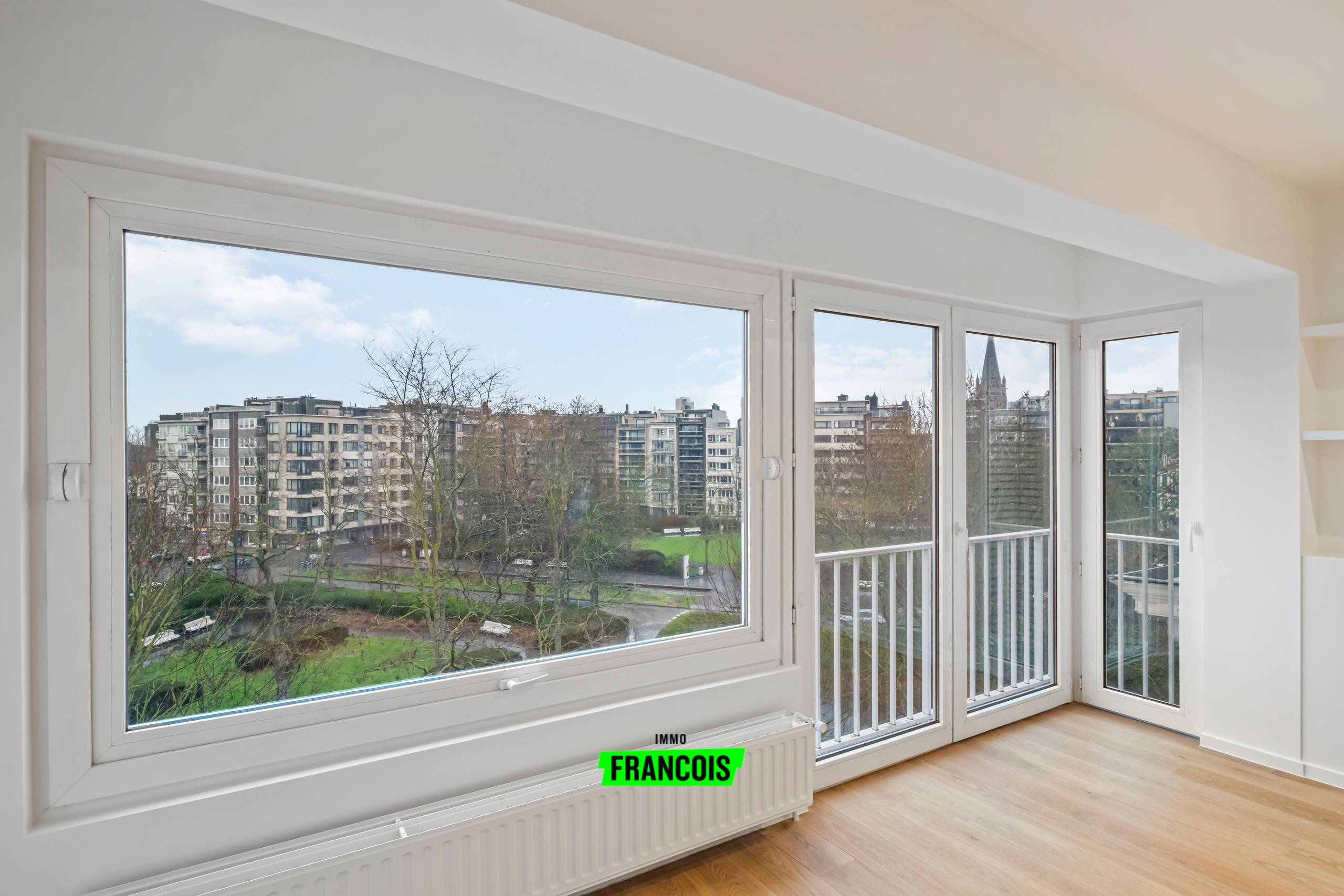 Hoogwaardig gerenoveerd appartement op gegeerde locatie aan het Prinses Clementinaplein te Oostende. - foto 3