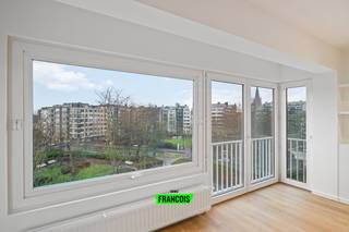 Gelegen aan het pittoreske Prinses Clementinaplein, treffen we dit twee slaapkamerappartement aan. U bevindt zich hier in een uiterst gezellige groene zone, die strategisch gelegen is tussen het centrum en het strand. Via de prachtige Koninginnelaan bereikt u het strand, het Maria Hendrikapark, maar evenzeer al de nodige winkels, de tennis &amp; padelclub, enzovoort.<br /><br />Het appartement werd recent volledig gerenoveerd met oog voor detail. Zo werd elke ruimte optimaal benut en is er met hoogwaardige materialen gewerkt. <br /><br />De ruime leefruimte geniet een fraai uitzicht over het omliggende groen. Er is plaats voor een eet-en leefhoek, met aansluitend de open keuken. Hier heeft u moderne apparatuur alsook een prachtig kookeiland. De stijlvolle maatkasten zorgen voor de finishing touch. <br /><br />Achterin zijn er twee volwaardige slaapkamers alsook de badkamer. Hier heeft u een lavabo, grote inloopdouche en handige handdoekradiator. <br /><br />Bent u op zoek naar een prachtig afgewerkt appartement middenin een groene omgeving op een boogscheut van het centrum en het strand? Aarzel dan niet en neem contact op voor meer info of een afspraak! <br /><br />