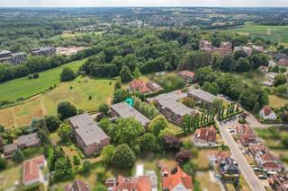 Gerenoveerde en instapklare serviceflat te koop in residentie Populierenhof te Heverlee. Gelegen op een rustige, groene locatie met...