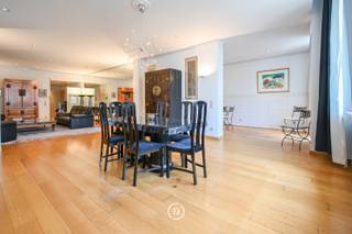 Gemeubeld appartement van 177 m² op de derde verdieping van een gebouw met lift.Het bestaat uit een ruime woonkamer met een salon en een eetkamer en...