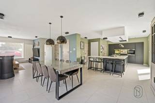 <p>Recent gerenoveerde gezinswoning met 4 slaapkamers, garage, tuin en domotica!</p><p>Bent u op zoek naar een RUSTIG gelegen, INSTAPKLARE gezinswoning waar ruimte en modern wooncomfort centraal staan? <br />Dan is deze recent GERENOVEERDE woning met 4 SLAAPKAMERS, een bewoonbare oppervlakte van maar liefst 300 m² en een ruim perceel van 850 m² zeker een bezoek waard.</p><p>INDELING: inkomhal, bureau, apart toilet, ruime en lichtrijke leefruimte met zithoek en eethoek, volledig uitgeruste open keuken met stoomoven, oven, combi-oven en vaatwasser, schuifraam naar het terras en de tuin, polyvalente ruimte (ideaal als wasplaats) en een inpandige garage. Op de verdieping bevinden zich vier ruime slaapkamers en een badkamer met inloopdouche, dubbele wastafel en toilet. De ruime zolder over de volledige verdieping biedt tal van mogelijkheden. Daarnaast is de woning bijna volledig onderkelderd.</p><p>De woning beschikt over CONFORME lektriciteit, centrale verwarming op aardgas, PVC-ramen met dubbele beglazing, ZONNEPANELEN met BATTERIJ en een DOMOTICAsysteem waarmee lichtschakelaars en stopcontacten via een smartphone en bedieningspaneel bediend kunnen worden. Alle leidingen werden vernieuwd en de riolering is gescheiden.</p><p>Voor wie is dit pand ideaal?<br />♦ Gezinnen die op zoek zijn naar een ruime instapklare woning.<br />♦ Thuiswerkers dankzij het aparte bureau en de extra ruimte.<br />♦ Kopers die comfortabel en energiezuinig willen wonen.</p><p>Bezoek na afspraak met Immo Beguin, jouw vastgoedexpert sinds 2009.<br />✉️ emmy@immobeguin.be</p>