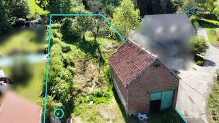 Huldenberg : Dans la vallée de Bertelsheide à Huldenberg, un coin de nature pittoresque dans la vallée de l’IJse, située entre Huldenberg et Loonbeek, We Invest Overijse vous propose un beau terrain à bâtir avec une maison et une grange à rénover d’environ 900 m². Avec une largeur d’environ 15 mètres et une profondeur de près de 60 mètres, ce terrain offre de nombreuses possibilités.La vallée fait partie intégrante du bassin de la Dyle, qui s'étend au sud de Louvain et est incluse dans le Parc National Forêts du Brabant. La zone autour de Bertelsheide et de la vallée de l’IJse est activement gérée afin de préserver et restaurer les habitats naturels. Des actions concrètes sont en cours pour améliorer la qualité structurelle des cours d’eau et lever les obstacles à la migration des poissons, renforçant ainsi l’intégrité écologique de la région.Le terrain est situé en zone d’habitat. Des plans sont déjà disponibles et ont été soumis à la commune pour relier la maison à la grange d’environ 60 m² afin d’en faire une habitation moderne (permis obtenu en 2019).Saisissez votre chance et contactez dès aujourd’hui We Invest Overijse au 02/455.20.35 ou par e-mail à overijse@weinvest.be. Cette annonce est non contractuelle et sous réserve de modifications. Toutes les dimensions sont données à titre indicatif.