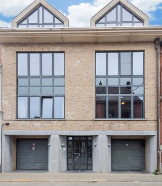 <p><strong>Instapklaar appartement met 2 slaapkamers, terras, parking en kelder.</strong></p><p></p><p>Op de eerste verdieping van een verzorgd appartementsgebouw bevindt zich dit aangename en instapklare appartement van <strong>74 m²</strong>.</p><p>Dankzij de praktische indeling, de gunstige ligging en de goede energiescore is deze eigendom zowel een ideale woonst als een interessante investering met een stabiele huuropbrengst.</p><p></p><p>Het appartement beschikt over een lichtrijke leefruimte met open, ingerichte keuken. De inkomhal geeft toegang tot een praktische berging, een afzonderlijk toilet en de badkamer. Verder zijn er twee volwaardige slaapkamers, waarvan de ruime hoofdslaapkamer rechtstreeks toegang biedt tot het privatieve terras.</p><p></p><p>Achter het gebouw bevindt zich een aangename gemeenschappelijke tuin, waar bewoners kunnen genieten van een groene en rustige omgeving.</p><p></p><p>Bovendien beschikt het appartement over een private kelder en een privatieve autostaanplaats op het gelijkvloers. Beide zijn inbegrepen in de verkoopprijs.</p><p></p><p>Het appartement is momenteel verhuurd en vormt daardoor ook een interessante opportuniteit voor investeerders.</p><p></p><p><strong>EPC 198 kWh/m² jaar (label B)</strong><br /><strong>Elektrische installatie conform</strong><br /><strong>Asbestveilig</strong></p>