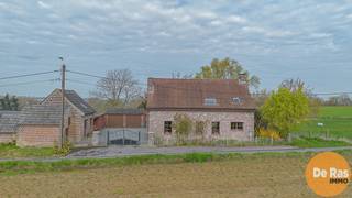 <strong>BRAKEL- Uniek gelegen open bebouwing met prachtig zicht </strong><br />EERSTE BEZOEKDAG VRIJDAG 24/04 VAN 15U TOT 18U (enkel op afspraak!)<br /><br />In de Vlaamse Ardennen, op de gegeerde en uitzonderlijk rustige locatie Leberg in Brakel, bevindt zich deze charmante open bebouwing op een ruim perceel van 12 are. De woning geniet van een open en groen vergezicht, wat zorgt voor een unieke woonbeleving in alle rust en privacy.<br /><br />Bij het betreden van de woning komt u in een centrale inkomhal met gastentoilet. Van hieruit heeft u toegang tot de lichtrijke woonkamer, die meteen opvalt door de gezellige houtkachel, geïntegreerde bar en het prachtige zicht op het omliggende groen. De halfopen keuken sluit naadloos aan op de leefruimte, wat zorgt voor een aangename en open indeling.<br /><br />Op het gelijkvloers bevindt zich tevens een volwaardige slaapkamer en een volledig geïnstalleerde badkamer, uitgerust met ligbad, douche en lavabo. Daarnaast is er een ruime berging/wasplaats met een praktische verbindingsdeur naar buiten.<br /><br />De bovenverdieping beschikt over een centrale nachthal die toegang geeft tot drie ruime slaapkamers, ideaal voor een gezin of het inrichten van extra werk- of hobbyruimtes.<br /><br />Buiten geniet u van een praktische en veelzijdige tuin, momenteel opgedeeld in een tuinzone en een weidezone. Verder zijn er nog tal van extra troeven aanwezig, zoals een ruim terras, een externe garage geschikt voor twee wagens, een overdekte berging en een bijhuisje met tal van mogelijkheden. <br /><br />Deze woning combineert ruimte, comfort en een uitzonderlijke ligging in het hart van de Vlaamse Ardennen. Een unieke opportuniteit voor wie op zoek is naar rust, natuur en woonkwaliteit. Interesse? Neem gerust contact op voor meer informatie of een bezoek ter plaatse.053/60.65.60.