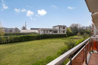 Ontdek dit instapklaar en volledig gerenoveerd appartement op een uitstekende ligging aan de Mettewielaan 54. Deze eigendom combineert ruimte, licht en hedendaags comfort en is ideaal voor wie zorgeloos wil wonen.

Het appartement beschikt over drie volwaardige slaapkamers en een stijlvolle afwerking doorheen de volledige woning. De moderne, volledig vernieuwde keuken sluit perfect aan op de lichtrijke leefruimte, waar grote raampartijen zorgen voor een open en aangename sfeer.

De prachtige badkamer is uitgerust met een inloopdouche en praktische voorzieningen voor zowel wasmachine als droogkast.

Een absolute blikvanger zijn de drie terrassen, elk aan een andere zijde van het appartement, waardoor u de hele dag door kan genieten van zon en open verzichten – een zeldzame troef!

Daarnaast beschikt het appartement over een praktische kelderruimte. Voor extra comfort is er bovendien de mogelijkheid tot aankoop van staanplaatsen aan €25.000 per stuk.

 Ideaal als gezinswoning of investering!
Meer info of een bezoek: Michael@immoaccenta.be