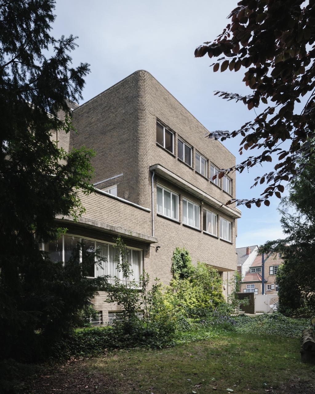 Omgeving Sint-Pieters station - Imposante half vrijstaande villa met parktuin, in nieuwe zakelijkheid naar een ontwerp van architect Geo Bontinck (1935). - foto 5