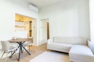 <span><strong>**Gerenoveerde flatjes in hartje leuven**</strong></span><br /><br />Welkom in <strong>residentie Emilie</strong>, gelegen in de <strong>Parijsstraat</strong>, midden in het bruisende centrum van Leuven. Hier vind je deze recent <strong>gerenoveerde en bemeubelde flatjes</strong> op een toplocatie. Deze residentie bevindt zich op wandelafstand van alle voorzieningen die Leuven te bieden heeft, zo ben je in de buurt van het openbaar vervoer, supermarkten, parken, apotheken en tal van winkels en horecazaken. <span>Je bevind je in het centrum van Leuven, maar bent omringd door de perfecte mix van het stadsleven en ontspanning.<br /><br />De flatjes beschikken over een <strong>volledig ingerichte keuken en badkamer</strong>. De leefruimte is ingericht met een zetel, bureau met bureaustoel en een eettafel met stoelen. Ook de slaapkamer is volledig bemeubeld en voorzien van comfortabele boxsprings en praktische kleerkasten. De renovatie werd uitgevoerd met <strong>aandacht voor kwaliteit en energiezuinigheid</strong>. Zo wordt er verwarmd via een <strong>lucht-lucht warmtepomp</strong>, zijn er <strong>zonnepanelen</strong> voorzien en werden zowel het ventilatiesysteem als de ramen volledig vernieuwd. <br /><br />Deze residentie vormt een uitstekende investering met <strong>onmiddellijk rendement</strong>! Dit appartement is reeds verhuurd tot en met augustus, goed voor een omzet van €14.100 per jaar.<br /><br /><span><strong>Meer informatie of een bezichtiging ter plaatse? Aarzel niet en contacteer Jacky via jacky@connect-immo.be of 0495 53 46 49</strong></span><br /><br />EPB Startverklaring<br />wche, gdv, gvkr, gvv<br /></span>