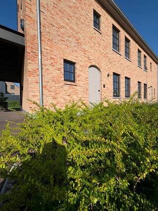 Exclusieve nieuwbouwwoning met aangelegde tuin – Mogelijkheid tot 6% btw*<br /><br />Welkom in een woning waar luxe, comfort en energiezuinigheid perfect samenkomen.<br /><br />Gelegen in het gegeerde Oostakker, vlak bij het centrum en met een vlotte verbinding naar belangrijke invalswegen, vindt u deze uitzonderlijke nieuwbouwwoning op een perceel van 486 m² met een zonnige zuidwestgerichte tuin.<br /><br />Vanaf het eerste moment wordt u verrast door de overvloedige natuurlijke lichtinval, de royale ruimtes en de hoogwaardige afwerking. Elk detail werd zorgvuldig gekozen om een unieke woonervaring te creëren waar elegantie en functionaliteit hand in hand gaan.<br /><br />Met een indrukwekkende bewoonbare oppervlakte, 4 volwaardige slaapkamers en een luxueuze afwerking biedt deze woning alles wat de moderne woonliefhebber zoekt. De hoogwaardige materialen spreken voor zich: een exclusief granieten keukenwerkblad in Nero Zimbabwe, een stijlvolle Corian-spoeltafel, natuurstenen trappen en een kwalitatieve keramische tegelvloer doorheen de volledige woning.<br /><br />Ook op technisch vlak blinkt deze woning uit. Dankzij de combinatie van een Daikin warmtepomp (verwarmen én koelen), zonnepanelen en een E-peil 0 geniet u van maximaal wooncomfort én minimale energiekosten. Bovendien voldoet de woning vandaag al aan de normen van morgen.<br /><br />De volledig geïntegreerde domotica laat u toe verlichting, verwarming en andere functies eenvoudig via uw smartphone te bedienen. Alle verlichting, waaronder inbouwspots en ledlijnen, is reeds voorzien. Ook de badkamer werd volledig op maat ingericht met stijlvolle inbouwkranen en een exclusief badkamermeubel.<br /><br />Buiten geniet u van een volledig afgewerkt geheel: de oprit, het terras, de afsluiting én de aangelegde tuin zijn reeds gerealiseerd, zodat u onmiddellijk zorgeloos kunt intrekken.<br /><br />Troeven op een rij<br /><br />✓ Hyperenergiezuinig (E-peil 0)<br />✓ Daikin warmtepomp en zonnepanelen<br />✓ Zuidwestgerichte tuin met optimale zonoriëntatie<br />✓ 4 volwaardige slaapkamers<br />✓ Hoogwaardige keuken met Novy- en AEG-toestellen<br />✓ Domotica en volledige verlichting inbegrepen<br />✓ Exclusieve materialen zoals natuursteen en graniet<br />✓ Maatwerkmeubilair en luxueuze badkamerafwerking<br />✓ Oprit, terras en tuin reeds volledig aangelegd<br /><br />Bent u op zoek naar een instapklare nieuwbouwwoning waar kwaliteit, luxe en energiezuinigheid centraal staan? Dan nodigen wij u graag uit voor een persoonlijke rondleiding.<br /><br />📞 0485 604 991<br />✉️ maarten@danimmo.be<br /><br />*Prijzen exclusief notariskosten, registratiekosten en btw.<br />*6% btw op de constructiewaarde mogelijk onder bepaalde voorwaarden.
