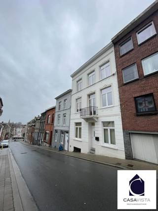 GEZELLIGE STADSWONING MET 4 BOUWLAGEN EN  DAKTERRAS. Alleen al de stralende witte voorgevel en balkon maakt je blij. Daarachter vind je op het eerste zicht een compacte woning maar de optelsom van de vloeren resulteert toch in bijna 150m2. GEEN TUIN ENKEL EEN DAKTERRAS maar met het Abdijpark en andere recreatie vlakbij krijg je andere mogelijkheden. Gelijkvloers met rechts de keuken en links dan een eetplaats/salon, achteraan diverse bergingen en WC. 1ste verdieping ingericht als cosy living met balkon en achteraan een romantische badkamer met groot hoekbad. 2de verdieping met 2 slaapkamers en een dakterrasje van 8m2. Ten slotte de zolderverdieping die ingericht is als kamer maar nu dienst doet als dressing. DEZE RUIMTE WERD GEISOLEERD (foutief vermeld in EPC, *** nieuw EPC in opmaak). Helemaal onderaan nog een kelder omgebouwd tot "mancave". Eigentijds wonen in de stad op wandelafstand van handelscentrum, markt, scholen, etc. Verwarming centraal via condenserende gaswandketel. Hoogrendementsbeglazing overal. Ideaal voor de stadsliefhebber en betere klimmer. Vraag snel een individueel bezoek aan met vastgoedmakelaar Cedric op 054412500