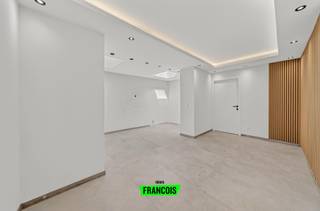 In de Zwaluwenstraat 42 vinden we deze volledig gerenoveerde bel-etagewoning terug, waar hedendaags comfort, een praktische indeling en...