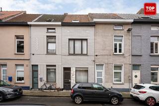 Deze woning bevindt zich op een uitstekende locatie, op slechts enkele minuten fietsen van het centrum van Gent. Dankzij de nabijheid van openbaar vervoer, winkels en diverse voorzieningen geniet u hier van een vlot bereikbare en aangename woonomgeving.<br /><br />Bij het betreden van de woning komt u binnen in de inkomhal, die toegang biedt tot de leef- en eetruimte, aansluitend op de keuken. De woning beschikt over vier slaapkamers en een badkamer. Daarnaast is er een zolder aanwezig en een ruime stadskoer.<br /><br />Met haar aantal slaapkamers en gunstige ligging is deze woning ideaal voor gezinnen die op zoek zijn naar een stadswoning met potentieel.<br /><br /><br />Troeven<br /><br />-Centrale ligging<br /><br />-Geen renovatieverplichting<br /><br />-Elektriciteit conform<br /><br /><br />De woning is vrij bij akte.<br /><br /><br />Contacteer Top Vastgoed voor een bezoek: 0475 700 700.