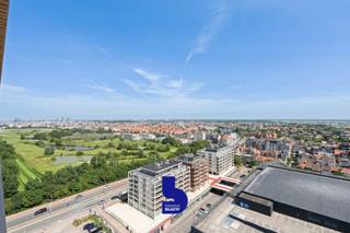 Welkom in dit prachtige appartement op de 16de verdieping, waar licht, ruimte en een uitzonderlijk uitzicht centraal staan.<br /><br />Vanuit de ruime leefruimte en het zonnige terras geniet u van een adembenemend panoramisch zicht over de Noordzee, de golf en de volledige skyline van Oostende.<br /><br />Dankzij de grote raampartijen stroomt het natuurlijke licht rijkelijk binnen, wat zorgt voor een aangename en open sfeer.<br /><br />Het appartement beschikt over een moderne, volledig uitgeruste keuken die naadloos aansluit op de lichtrijke leefruimte. De stijlvolle badkamer is afgewerkt met kwalitatieve materialen en biedt alle hedendaags comfort. Daarnaast zijn er twee ruime en lichtrijke slaapkamers die een rustige en comfortabele plek vormen om te ontspannen. Er is de mogelijkheid om een tweede badkamer te creëren. <br /><br />Een absolute troef is het ruime terras, waar u in alle rust kunt genieten van de frisse zeelucht, het prachtige uitzicht en de mooiste zonsopgangen en zonsondergangen. Hier beleeft u elke dag het ultieme vakantiegevoel.<br /><br />Dit appartement combineert een uitstekende ligging, moderne afwerking en een uniek uitzicht tot een uitzonderlijke woonervaring aan de kust. Een buitenkans voor wie op zoek is naar comfort, licht en een panoramisch zicht op zee, golf en stad.