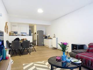 Quellinstraat 14/201: Aangenaam appartement gelegen nabij Centraal station met indeling als volgt:
Inkomhal met vestiaire, leefruimte met zonnig terras, open ingerichte keuken met vaatwasmachine, berging met aansluiting wasmachine, badkamer met bad en douche, apart toilet, 2 slaapkamers.
Parkeerplaats en kelderberging inbegrepen in de huurprijs
€1250 + €100 (exclusief EGW)