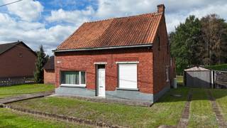 <p>In de Bosstraat 15 in Beringen vindt u een ruim eigendom met een bijzonder interessant ontwikkelingspotentieel. Het perceel heeft een totale oppervlakte van maar liefst 1.605 m², met een breedte van circa 29,5 meter en een maximale diepte van ongeveer 61,5 meter. De huidige vrijstaande woning kan worden afgebroken om plaats te maken voor twee nieuwe open bebouwingen.<br /><br />Dit maakt het perceel bijzonder interessant voor wie op zoek is naar een sterke investering of een kleinschalig nieuwbouwproject. De mogelijkheid om op één ruim perceel twee kwalitatieve woningen te realiseren, biedt verschillende perspectieven: voor eigen ontwikkeling, verkoop van beide woningen of als investering op langere termijn. Onder de geldende voorwaarden kan afbraak en heropbouw bovendien vallen onder het verlaagde btw-tarief van 6%.<br /><br />Ook de ligging speelt in het voordeel van dit project. De Bosstraat is een rustige en kindvriendelijke straat, gelegen vlak bij Koersel Kapelleke. De speeltuin en het bekende ijssalon bevinden zich op korte afstand, wat de omgeving bijzonder aantrekkelijk maakt voor gezinnen. Tegelijk zijn de winkels en dagelijkse voorzieningen van het centrum van Koersel vlot bereikbaar.<br /><br />De combinatie van de ruime perceeloppervlakte, de mogelijke realisatie van twee open bebouwingen en de aantrekkelijke ligging maakt van dit geheel een opportuniteit die niet vaak op de markt komt. De bestaande woning is hierbij vooral interessant vanuit het oogpunt van afbraak en herontwikkeling.<br /><br />Pluspunten:<br />- Interessante projectgrond voor 2 open bebouwingen<br />- Totale perceeloppervlakte van 1.605 m²<br />- Perceelbreedte van 29,5m<br />- Maximale diepte van 61,5m<br />- Goede investering<br />- Mogelijkheid tot afbraak en heropbouw<br />- 6% btw bij afbraak en heropbouw<br />- Rustige en zeer kindvriendelijke ligging<br /><br />Maatregelen opgenomen in het Maatregelenregister: nee<br /><br />Voor meer informatie over deze projectopportuniteit of een bezichtiging ter plaatse, bel ons op 078/78.78.70, of kom gewoon binnen op ons kantoor, steeds welkom!</p>