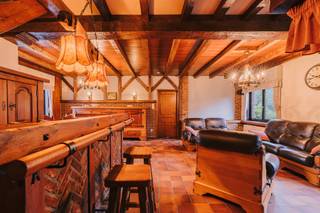 Voor verdere info of een vrijblijvende waardebepaling van uw eigendom: jordi.broes@homixx.be of 016 199 340.<br /><br />In de Nieuwstraat te Keerbergen stellen we graag deze uiterst degelijke en verrassend ruime open bebouwing aan u voor.<br /><br />Gebouwd met betonnen welfsels en opgericht op een mooi perceel van 1.006 m², biedt deze woning een royale bewoonbare oppervlakte van maar liefst 252 m².<br /><br />Bij het betreden van de woning komt u via de inkomhal terecht in een lichtrijke leefruimte met pelletkachel die een gezellige sfeer en aangename warmte geeft.<br />De degelijke keuken bevindt zich centraal in het pand en heeft een directe aansluiting op de praktische berging en wasplaats.<br />Aansluitend geniet u in de gezellige veranda van een optimaal zicht op de ruime groene tuin en het zonnige terras.<br />Op het gelijkvloers bevindt zich tevens 1 aparte toilet met lavabo.<br />De woning telt 3 volwaardige slaapkamers verdeeld over de gelijkvloers en de eerste verdieping. <br />Ook is er een praktische badkamer met bad, douche, lavabo en toilet.<br />Via een vaste trap bereikt u de hal die toegang biedt tot een van de slaapkamers alsook de zolder met bijkomende mogelijkheden voor extra opbergruimte of verdere inrichting (slaapkamer, speelkamer, bureauruimte,...).<br /><br />Een van de grootste troeven van deze woning bevindt zich echter ondergronds: het pand is zeer ruim onderkelderd.<br />De kelder is aan de achterzijde vlot in te rijden en biedt moeiteloos plaats aan meerdere wagens, werk- of stockageplaats.<br /><br />Ook op het vlak van parkeergelegenheid laat deze eigendom niets te wensen over.<br />Naast de inpandige garage (met automatische poort) beschikt u buiten over een extra garage (incl. bergzolder) voor 1 staanplaats EN nog een carport met 1 staanplaats.<br />Meerdere parkeerplaatsen op de oprit.<br /><br />Een uiterst stevige, kwalitatieve en asbestveilige woning op een uitstekende locatie, klaar om uw nieuwe thuis te worden.<br /><br />Contacteer Homixx Vastgoed voor meer informatie of om uw bezoek in te plannen!