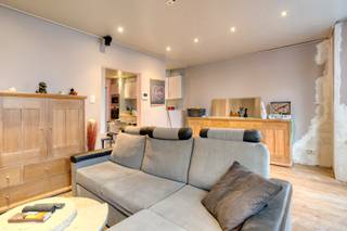 <span><span>In <strong>De Panne</strong> bieden we u dit <strong>duplex</strong> appartement met <strong>2 slaapkamers</strong>, <strong>gelijkvloers terras, kelder en zolder</strong> aan. Het appartement bevindt zich in een gebouw bestaande uit 2 woongelegenheden.<strong> </strong><br /><br />Deze eigendom beschikt over een <strong>gemeenschappelijke inkomhal </strong>van waaruit men toegang heeft tot de 2 verschillende woongelegenheden (uitgerust met brandwerende deuren). De gelijkvloerse entiteit is tevens toegankelijk via een privatieve voordeur. De inkomhal omvat onder meer de meterkast (nutsvoorzieningen zijn gescheiden) en de 2 brievenbussen. <br /><br />Het duplex appartement is <strong>instapklaar mits enkele opfrissingen</strong>. Op dit moment wordt er elektrisch verwarmd, maar aardgas is wel reeds aangesloten. Er kan dus vlot overgeschakeld worden naar centrale verwarming op aardgas. De ramen zijn reeds voorzien van PVC raamwerk met hoogrendementsbeglazing. Het dak is bovendien ook geïsoleerd (8 cm) en werd in 2011 vernieuwd. <br /><br /><u><strong>Indeling duplex</strong>:</u> <br />Gelijkvloers: sas/traphal (10,10 m²) met toegang tot de kelder (10,40 m²) en het <strong>tuintje/terras (36,22 m²)</strong>;<br />Eerste verdieping (44,89 m²): traphal - ingerichte, open keuken voorzien van alle toestellen - aansluitende woonkamer met eetplaats en zithoek voorzien van houtkachel - afzonderlijk toilet - <strong>bureauruimte of hobbykamer</strong>.<br />Tweede verdieping (43,01 m²): trap- en nachthal - dressing - slaapkamer 1 - slaapkamer 2 - badkamer uitgerust met ligbad, douche en toilet - toegang tot de zolderruimte.<br />Derde verdieping (41,55 m²): <strong>geïsoleerde bergzolder</strong>.<br /><br /><u>Extra info:</u></span></span>
<ul>
	<li><span><span><strong>Totale, bruikbare vloeroppervlakte: ca. 150 m<sup>2</sup></strong>;</span></span></li>
	<li><span><span>EPC (2021): 606 kWh/(m<sup>2</sup>jaar); </span></span></li>
	<li><span><span>Elektrische keuring conform gekeurd tot 2037;</span></span></li>
	<li><span><span><strong>Geen syndicus en dus geen jaarlijks wederkerende, gemeenschappelijke kosten</strong>.</span></span></li>
</ul>
<span><span> Wenst u graag meer info of een bezoek aan deze duplex? Contacteer ons kantoor op het nummer 051 50 11 51 of per mail via dikmuide@diksimmo.be.</span></span>