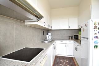 Op zoek naar een lichtrijk en instapklaar appartement op een toplocatie? Of eerder op zoek naar een interessante investering? Dan is dit appartement absoluut het bekijken waard!<br /><br />Dit aangename appartement is gelegen in het hartje van Gullegem, op een uitstekende locatie waar alle dagelijkse voorzieningen vlot bereikbaar zijn. Het appartement bevindt zich op de 4de verdieping van residentie “De Gulle” en is eenvoudig bereikbaar met de lift.<br /><br />Indeling als volgt:<br />Via de inkomhal, voorzien van een handige vestiaire/voorraadkast, komen we terecht in de lichtrijke leefruimte. Dankzij de grote raampartijen geniet deze ruimte van een aangename natuurlijke lichtinval. Aansluitend bevindt zich de geïnstalleerde keuken.<br /><br />Verder beschikt het appartement over een badkamer met douchecel en lavabomeubel, 2 volwaardige slaapkamers en een apart toilet.<br /><br />Een absolute troef is het zonnige terras over de volledige breedte van het appartement. Hier kan je heerlijk genieten van het buitenleven en het mooie, open zicht. De omgevingswerken zijn in volle gang en binnenkort zicht op veel groen en kronkelende Heulebeek.<br /><br />Daarnaast is het appartement voorzien van airconditioning en beschikt het over een kelderberging, inbegrepen in de vraagprijs.<br /><br />Ook voor investeerders biedt dit appartement mooie mogelijkheden. Het is momenteel verhuurd, waardoor je meteen beschikt over een interessante opbrengsteigendom.<br /><br />Aankoop van een garage behoort tot de mogelijkheden.<br /><br />Onze ref. DEV5174<br />Stedenbouwkundige info in aanvraag