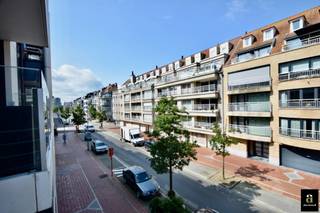 Instapklaar appartement gelegen op een centrale ligging te Knokke, vlakbij de winkels en de zee. Indeling: inkom met gastentoilet en vestiaire. Lichtrijke woonkamer met eethoek en toegang tot het terras. Volledig ingerichte open keuken voorzien van alle comfort (Miele toestellen). Master bedroom met ingemaakte kasten en aansluitende douchekamer. Tweede volwaardige slaapkamer met ingemaakte kasten en douchekamer. Het appartement is afgewerkt met hoogwaardige materialen. Privatieve kelder en fietsenberging. Kleinschalige residentie. Huurprijs van 1.650 euro per maand + 115 euro per maand forfait syndickosten.