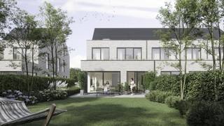 De halfopen bebouwing is zeer praktisch ingericht met het oog op creatie van ruimte en natuurlijke lichtinval. Algemene kenmerken van dit huis...