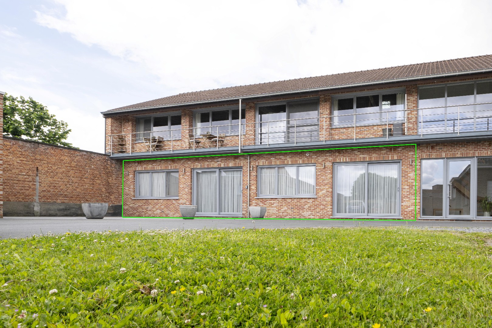 ZEER RUIM INSTAPKLAAR APPARTEMENT (130 m²) MET GARAGE EN RUIM TERRAS (60 m²) - foto 1