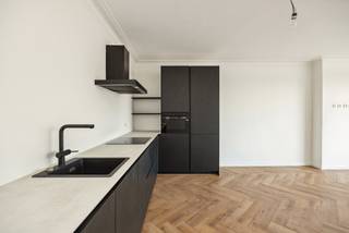 Energetische appartementen met drie slaapkamers!

Indeling
Je komt binnen in de algemene inkomhal, waarna je met de lift tot een willekeurig appartement kan gaan. Binnenkomst in het appartement onthult meteen de overvloedige lichtinval. Aan de voorzijde bevindt zich de lichtrijke en ruime leefruimte met een open keuken. De keuken is zowel stijlvol als praktisch, met veel opbergruimte en hoogwaardige inbouwapparatuur zoals een koelkast, diepvries en vaatwasser. Vooraan bevindt zich de eerste slaapkamer met terras of indien gewenst een home-office. Achterin bevinden zich de twee overige slaapkamers, ruim en rustig gelegen, met directe toegang tot het terras. De hal biedt extra opbergruimte voor een wasmachine en droogkast. De moderne badkamer is voorzien van een inloopdouche, een dubbele wastafel naar keuze en handdoekdroger. Voor extra gemak is het toilet apart geplaatst.

Belangrijkste specificaties
+ Lichtinval: Grote ramen en een doordachte indeling zorgen voor een optimale lichtinval in alle ruimtes.

+ Energiezuinigheid: Voorzien van warmtepompen, driedubbel glas en 5 zonnepanelen, waardoor het energieverbruik minimaal blijft.

+ Ruimte: Zowel de leefruimtes als de slaapkamers bieden royaal comfort, met voldoende opbergruimte en een slimme indeling.

+ Zeer beperkte gemeenschappelijke kosten.

PRIJS IS EXCLUSIEF KEUKEN!

EXTRA
Is het uw eerste en enige aankoop? Dan dient u slechts 2% verkooprechten te betalen. Lees hier meer over.

Is het niet uw eerste aankoop? Verkoop uw eerste eigendom binnen de 2 jaar en geniet ook van deze gunstmaatregel. Lees hier meer over.

Voor meer informatie of een gratis waardebepaling van uw vastgoed kan u een aanvraag invullen op onze website of even bellen op het nr. 03/345.88.99.