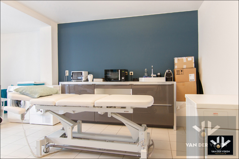 Energiezuinige, instapklare en ruime praktijkwoning met ideale ligging, tal van mogelijkheden en dubbele garage - foto 5