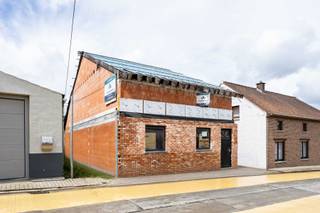 <span><strong>Ruime driegevel cascowoning in Wambeek<br /></strong></span>Bent u op zoek naar een woning waar u zelf nog de handen uit de mouwen kan steken?<br />Dit heropbouw project wordt in de huidige staat verkocht zodat de toekomstige eigenaar deze naar eigen smaak en goesting kan afwerken. <br />De woning biedt een <strong>bruto oppervlakte van 230m² met een bouwdiepte van 16,76m en dit op een perceel van 4a43ca.</strong><br />Gelegen op de Fossebaan te Wambeek (Ternat), op een boogscheut van het prachtige Liedekerkebos en met een vlotte bereikbaarheid naar Ternat, Roosdaal en een snelle verbinding naar de op-en afrit van de E40. Een ideale basis voor de realisatie van je droomwoning.<br /><br /><span><strong>Indeling</strong> </span><br />De woning omvat een ruime inkomhal/traphal en/of bureau van 25m² met een directe toegang naar de grote leefruimte met eet-en zithoek en open keuken van 66 m² (!!). Op het gelijkvloers is er tevens ook een aparte bergruimte/ wasplaats met gastentoilet. <br />het eerst verdiep is voorzien voor 3 slaapkamers (22 -15 - 18,5m²) en een badkamer van 13,5 m².<br />De grote slaapkamer biedt de mogelijkheid tot het creëren van een prachtige mezzanine.<br /><br />De achterliggende tuinzone met west oriëntatie dient nog aangelegd te worden maar biedt een oppervlakte van 250m². <br />Momenteel staat hier een vergunde loods van 50 m² en achterliggende garage van 30 m² welke ideaal voor hobby, stockage of bedrijfsopslag.<br />De toegang tot de achterliggende garage is voorzien via een losweg naast de woning.<br /><br />U vindt de plannen van de woning en andere informatie terug onder downloads.<br /><br />Staat u al te popelen om deze woning volledig naar uw hand te zetten?<br /><span>Contacteer ons via </span><b>info@impromove.be</b><span> of telefonisch via </span><b>02 887 80 56</b>