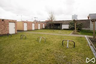 <strong>Jouw eerste thuis in het bruisende Merelbeke!</strong> <br /><br />Dit gezellige gelijkvloers appartement is perfect voor starters die op zoek zijn naar een flexibele woonruimte in het centrum. De open keuken is ideaal voor het organiseren van spontane etentjes met vrienden, en de aparte slaapkamer biedt je de privacy die je nodig hebt. Badkamer met ligbad, lavabo en aansluiting voor wasmachine voorzien. Bovendien ben je omringd door talloze bars, restaurants en winkels. Achteraan beschik je over een praktische fietsen- en vuilnisberging. Bovendien kan je zorgeloos parkeren op de gratis Conversatieparking, die je via de achterliggende tuin eenvoudig bereikt.<br /><br /><strong>Huurprijs:</strong> €750 (waarvan €650 huur + €100 provisie voor verwarming en syndickosten).<br /><br />Voor meer informatie of om een bezichtiging in te plannen, neem contact op met Stefanie via telefoon op 055/59.50.10 of per e-mail op Stefanie.browaeys@weinvest.be