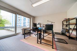 TE KOOP: KANTOORRUIMTE MET MOGELIJKE BESTEMMINGSWIJZIGING NAAR 1-SLAAPKAMERAPPARTEMENT – 71 M² MET 2 PARKEERPLAATSEN – JULES GÉNICOTLAAN,...
