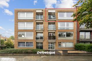 Maak kennis met dit recent (2022) gerenoveerde en schitterend gelegen appartement met open zicht te Kristus-Koning. <br />Dit appartement met 2 slaapkamers is gelegen op de derde verdieping van een kleinschalig gebouw (met lift). Deze locatie is uniek vanwege de vlotte bereikbaarheid tot het centrum van Brugge, de expresweg/ autosnelweg E40, Visartpark, winkels, scholen, openbaar vervoer,... Een echte TOPligging. <br /><br />Het lichtrijke appartement werd volledig gestript en gerenoveerd in 2022 en straalt ruimte en functionaliteit uit. Letterlijk alles werd vernieuwd, elke leiding (sanitair of elektriciteit), vloeren... <br />Ook het gebouw zelf werd reeds gerenoveerd, zo zijn er nieuwe terrassen en werd het dak geïsoleerd.<br />Het app. omvat oa. een ruime inkom met toilet, een lichtrijke leefruimte, een luxueuze keuken met inbouwtoestellen, 2 volwaardige slaapkamers en een badkamer. Voorts beschikt het app. over een balkon/terras en buitenberging.<br /><br />Bij dit appartement hoort nog een praktische kelder in -1, alsook een riante garagebox (32m²) die bijgekocht dient te worden t.w.v. € 35.000. <br /><br />Contacteer ons snel voor een bezoek aan dit uniek appartement via info@delbecque.immo of 050 45 03 45
