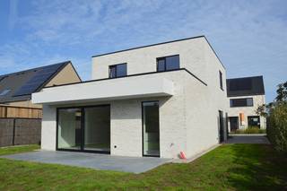 <p><span>indeling van woning</span></p>

<h3><span>gelijkvloers</span></h3>
De lichtrijke leefruimte met open keuken vormt het hart van de woning. Hier geniet je dagelijks van een aangenaam ruimtegevoel en een vlotte connectie tussen binnen en buiten. Een absolute troef is de volwaardige slaapkamer met eigen badkamer op het gelijkvloers. Ideaal voor wie levenslang comfortabel wil wonen, een praktijkruimte wenst of extra flexibiliteit zoekt voor gasten of thuiswerk. De leefruimte sluit rechtereeks aan op het terras en de tuin met Westelijke oriëntatie. Daarnaast beschikt de gelijkvloerse verdieping over een praktische berging en een inpandige carport die voor extra opbergruimte en comfort zorgen.

<h3><br /><span>eerste verdieping</span></h3>
- 3 ruime slaapkamers<br />- badkamer met douche
<h3><br /><span>duurzaamheid en energie</span></h3>
Je woont hier duurzaam, in een groene omgeving en op een vlot bereikbare locatie.<br />- e-peil < E30 (BEN-woning)<br />- uitstekend geïsoleerd en luchtdicht gebouwd<br />- super isolerend glas voor een aangenaam binnenklimaat<br />- ventilatiesysteem D voor gezonde, frisse lucht<br />- aangesloten op het warmtedistributienet<br />- lage energiekosten en kleinere afhankelijkheid van fossiele brandstoffen
<h3><br /><span>afwerking en prijs</span></h3>
- De woning is reeds geschilderd én hoogwaardig afgewerkt met kwaliteitsmaterialen en hedendaags comfort, waaronder: luxe keuken, vloerverwarming,..<br />- De vermelde prijs betreft de volledig afgewerkte woning (inclusief aanleg tuin en terras) exclusief btw en verkoopkosten.<br />- Prijs inclusief aansluitingskosten.