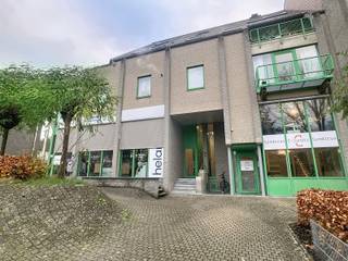 Deze studio in het centrum van Leuven ligt op een toplocatie dicht bij Gasthuisberg, met alles binnen handbereik en op wandelafstand: winkels, openbaar vervoer, universiteit en horeca. Door de hoekligging is de studio oost, zuid en west georiënteerd, waardoor er de hele dag natuurlijk licht binnenvalt. Dat zorgt in de winter voor een aangename warmte en houdt de verwarmingskosten laag. De verwarming gebeurt via een elektrische accumulatiekachel die ’s nachts oplaadt.<br /><br />De keuken is uitgerust met een gootsteen, kookplaat, koelkast, vaatwasser, dampkap, voorraadkast, ladekast en een besteklade met indeling. Naast de keuken bevindt zich de eethoek, waar twee legplanken en een beugel voor een tv aanwezig zijn. De slaaphoek beschikt over een praktische kledingkast met broekhanger, schoenenrek, drie lades, legplanken en kledinghangers. De badkamer is ingericht met een kast, lavabomeubel, douche en toilet.<br /><br />Bij de studio hoort een buitenparkeerplaats die afgesloten wordt met een bareel, en er is een afgesloten fietsenstalling in de kelder. Deze studio biedt een praktische woonomgeving op een bijzonder gunstige locatie in Leuven.<br /><br />De studio is beschikbaar vanaf 01/01/2026. <br />De maandelijkse huurprijs komt op €825 + €50 provisie. Alle verbruik is individueel. <br /><br />Interesse? Vraag snel je bezoek aan via www.living-stone.be!