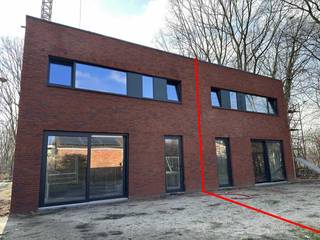 Halfopen nieuwbouwwoning in cascostand (wind- en waterdicht, zonder binnenafwerking) in een rustige, doodlopende straat inLeopoldsburg. Ideaal voor...