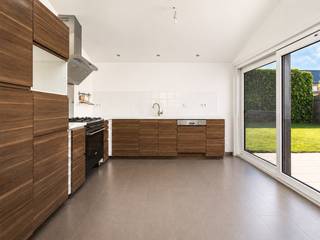 Op zoek naar een <strong>ruime instapklare gezinswoning</strong> op een rustige, maar centrale locatie? Deze verzorgde woning in Liedekerke is gelegen in een <strong>rustige eenrichtingsstraat</strong>, terwijl winkels – scholen - openbaar vervoer en andere voorzieningen zich op korte afstand bevinden. Via de <strong>ruime inkomhal met gastentoilet en praktische maatkasten</strong> betreedt u de gezellige leefruimte, waar grote raampartijen zorgen voor veel lichtinval en een aangenaam zicht op de tuin. De <strong>open keuken</strong> is volledig uitgerust en biedt alle comfort. De <strong>stijlvolle badkamer</strong> beschikt over een inloopdouche - ligbad en dubbele lavabo. <br /><br />Verder beschikt de woning over een <strong>ruime inpandige garage</strong> met aansluitend een <strong>praktische berging</strong>. Buiten geniet u van een zonnige - <strong>onderhoudsvriendelijke tuin zonder inkijk</strong>, waar privacy en rust centraal staan. <span>De aangekochte terrastegels zijn bovendien inbegrepen in de verkoop (foto terras ter illustratie)</span>. Op de eerste verdieping bevinden zich <strong>vier volwaardige slaapkamers</strong>, ideaal voor een gezin of voor wie extra ruimte wenst voor een bureau of hobbykamer. <strong>De zolder biedt bijkomende opslagmogelijkheden</strong>. <br /><br />Extra troeven:<br />- Vernieuwde verwarmingsintallatie 2020<br />- Centrale verwarming aardgas<br />- Rolluiken<br />- Geen renovatieverplichting<br />- Asbestveilig<br />-..<br /><br />Kortom een ideale gezinswoning die ruimte, comfort en een uitstekende ligging perfect combineert. Zeker een bezoek waard! Aarzel niet om contact op te nemen via info@localsvastgoed.be of via 054 23 53 83 voor meer informatie of een bezoek!